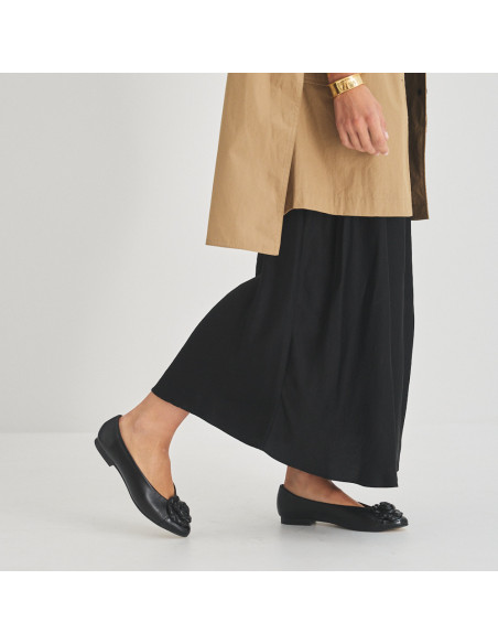 Ameliè patent leather ballerina with floral toe in black, profile view, walking medium shot - MONPIEL