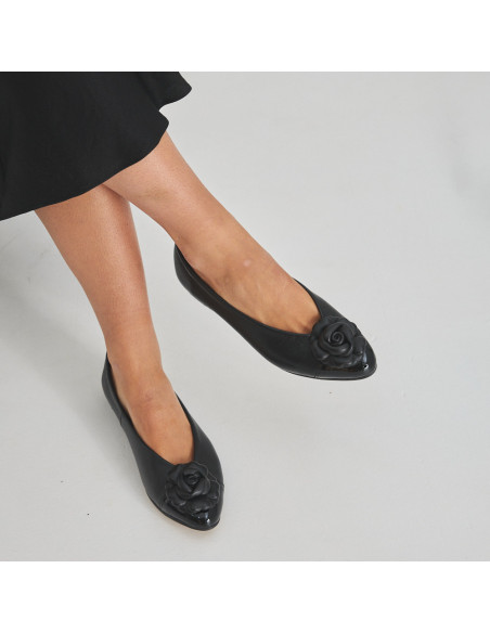 Ameliè patent leather ballerina with flower toe in black, overhead view with crossed legs - MONPIEL