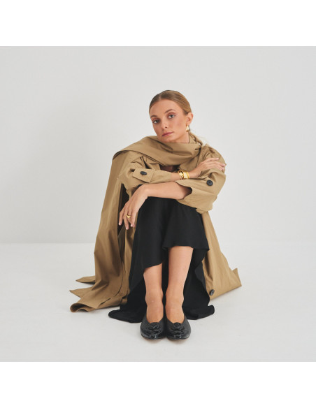 Ballerine Ameliè en cuir verni avec pointe fleurie en noir, vue de face, plan général modèle assis par terre - MONPIEL