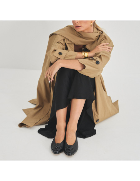 Ballerine Ameliè en cuir verni avec pointe fleurie en noir, vue de face, plan moyen du modèle avec genoux fléchis - MONPIEL