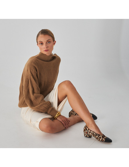 Ballerina in pelle con tacco e punta bicolore in fantasia animalier, piano generale del modello seduto sul pavimento - MONPIEL