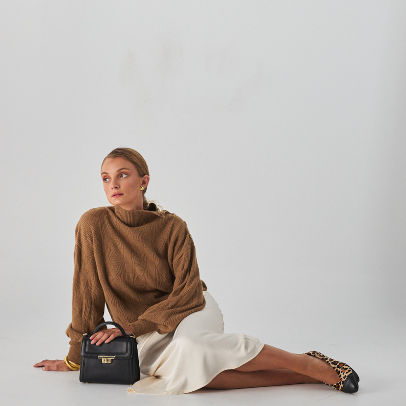 Ballerina in leather with two-tone animal print heel with model sitting on the floor supported by a leather bag - MONPIEL