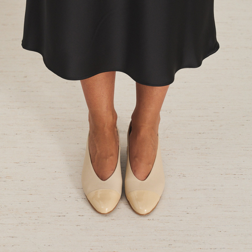 Ballerina leather bicolor bicolor heeled ballerina in beige/charol with front view - MONPIEL