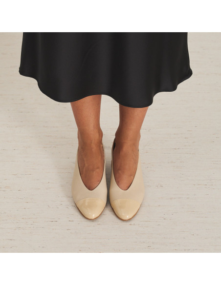Ballerina in pelle beige/vernice con tacco e punta bicolore, vista frontale - MONPIEL