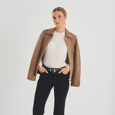 Giacca in pelle color tabacco da donna con bottoni rivestiti, vista frontale, dettagli dei bottoni e delle tasche - MONPIEL 2