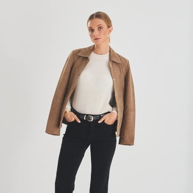 Tobacco-colored leather jacket for women with covered buttons, front view, details of buttons and pockets - MONPIEL 2