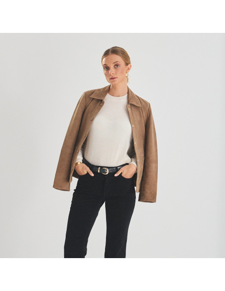 Veste en cuir couleur tabac pour femme, avec boutons recouverts, vue de face, plan moyen - MONPIEL