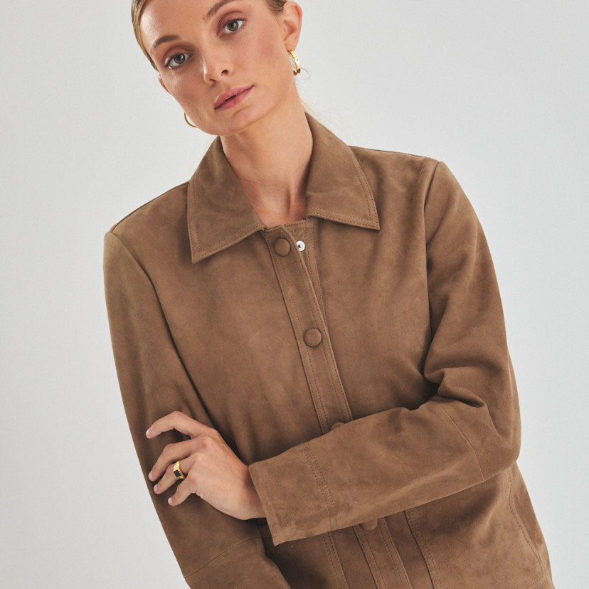 Women's leather jacket with covered buttons in tobacco colour with front view in close-up cross arm - MONPIEL
