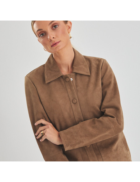 Women's leather jacket with covered buttons in tobacco color with front view in close-up cross arm - MONPIEL