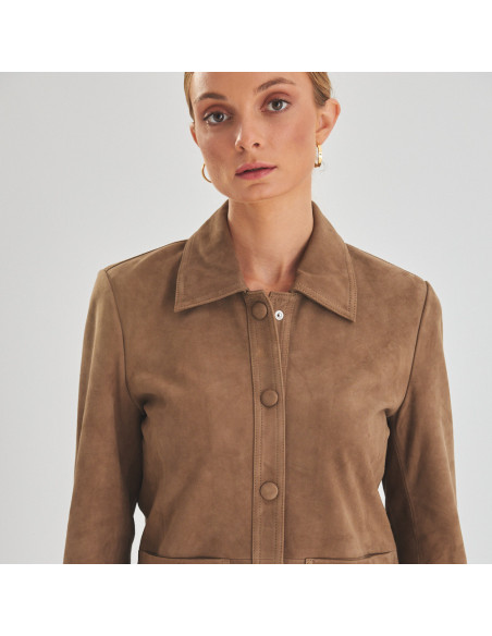 Women's leather jacket with covered buttons in tobacco color with button detail in the foreground - MONPIEL