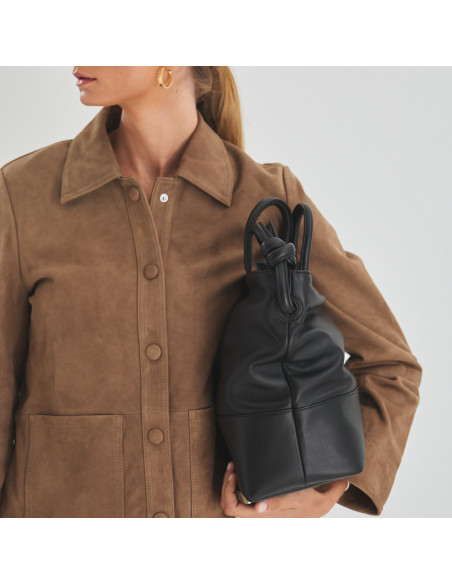 Giacca in pelle color tabacco da donna con bottoni rivestiti, vista frontale, dettaglio della borsa in pelle sotto il - MONPIEL