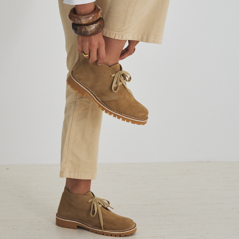 Bota de couro Heidi em cor areia, vista de perfil, joelho flexionado para cima - MONPIEL