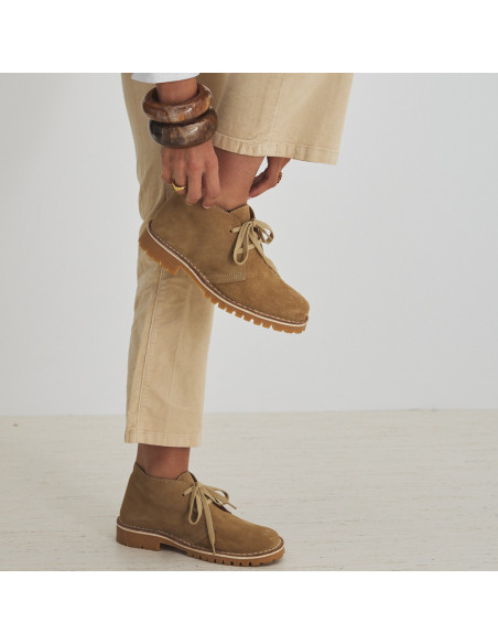 Heidi sand-colored leather ankle boot, profile view, knee bent upward - MONPIEL