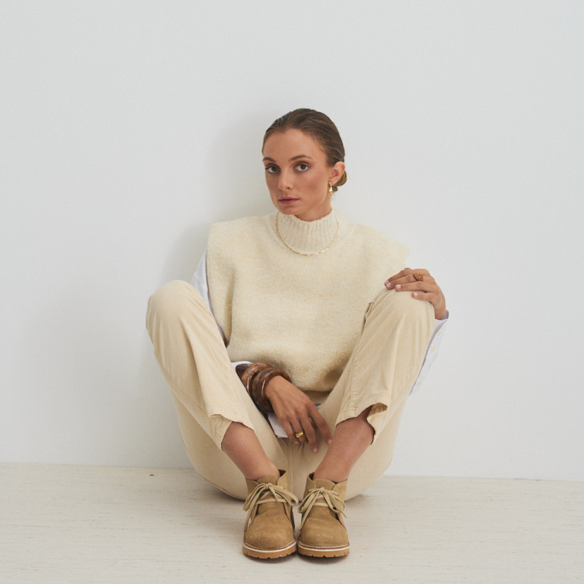 Bota de couro Heidi em cor areia, vista frontal, plano geral de modelo sentada - MONPIEL
