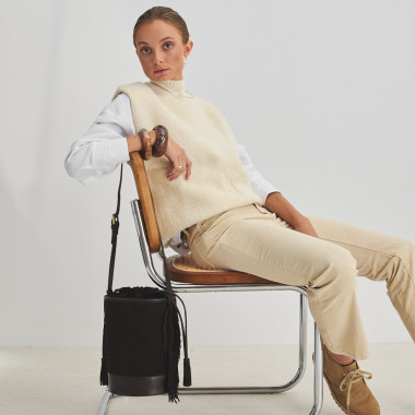 Grand sac seau en cuir suédé marron avec franges, porté sur le dos, vue de face - MONPIEL 2