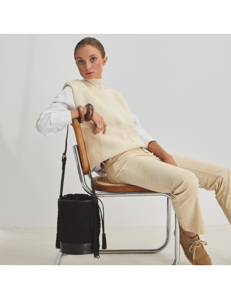 Leather bucket bag with large blunt fringes in brown split leather to hang on the saddle - MONPIEL