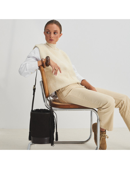 Grand sac seau en cuir suédé marron avec franges, suspendu à une chaise - MONPIEL