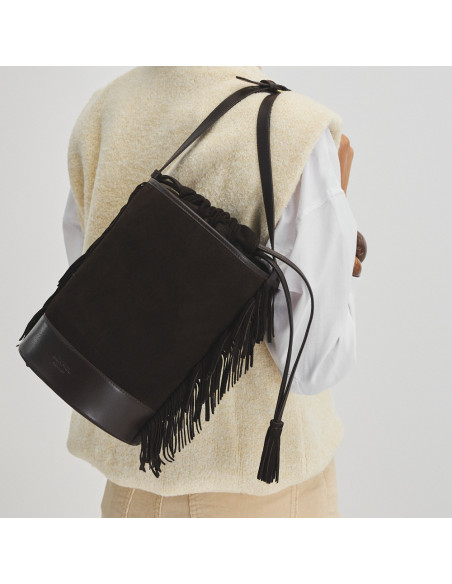 Grand sac seau en cuir suédé marron avec franges, porté sur le dos, vue de face - MONPIEL