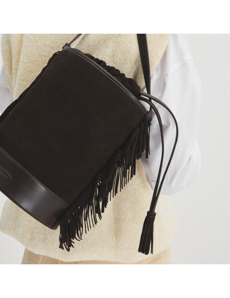 Leather bucket bag with large bangs in brown split leather, bangs detail in the foreground - MONPIEL