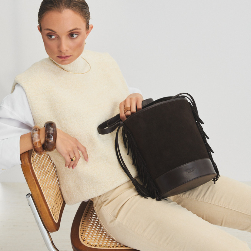 Leather bucket bag with large blunt bangs in brown split leather, leaning over the legs - MONPIEL