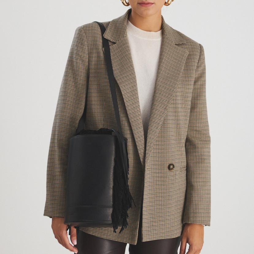 Large leather bucket bag with bangs blunt in black color hanging over the shoulder - MONPIEL 