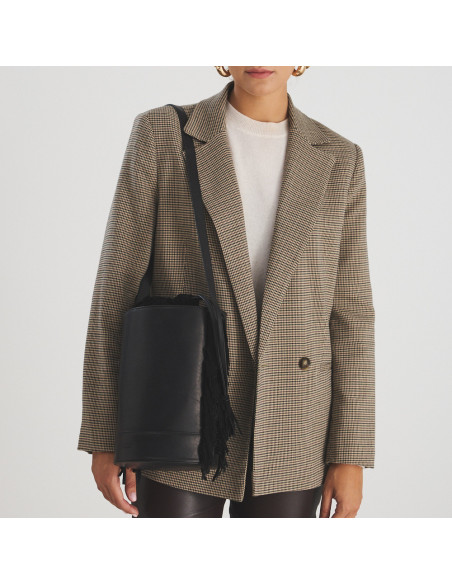 Leather bucket bag with large blunt fringes in black colour hanging over the shoulder - MONPIEL 