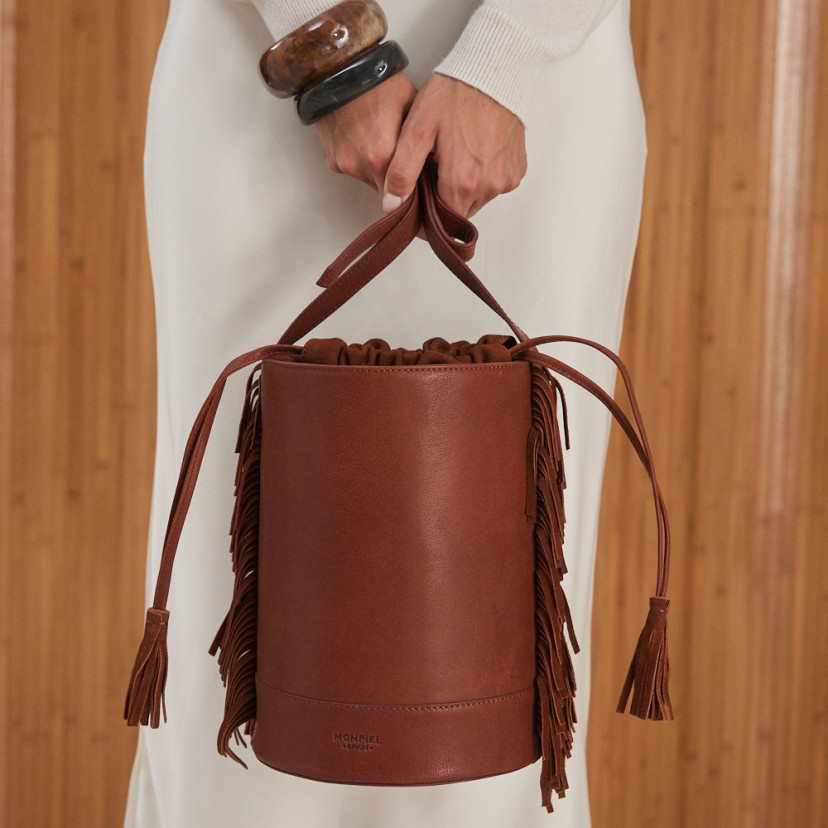 Bolsa bucket grande em couro na cor couro, close-up, vista frontal - MONPIEL