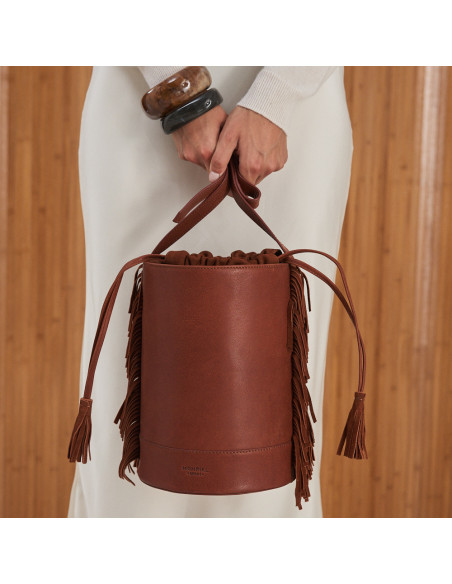 Grand sac seau en cuir fauve avec franges, gros plan, vue de face - MONPIEL
