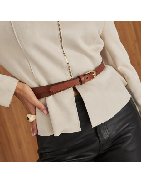 Cintura a doppio giro in pelle color cuoio, vista frontale su giacca in camoscio - MONPIEL Cintura a doppio giro in pelle color cuoio, vista frontale su giacca in camoscio - MONPIEL