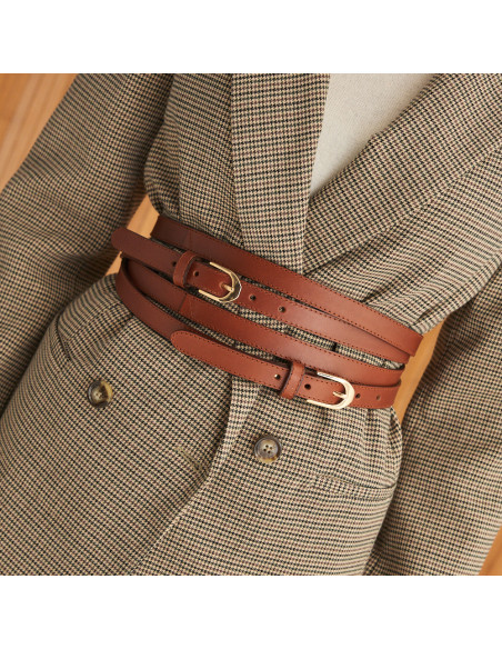 Cintura a doppio giro in pelle color cuoio, vista frontale su giacca a pied-de-poule, dettaglio di due cinture - MONPIEL Cintura a doppio giro in pelle color cuoio, vista frontale su giacca a pied-de-poule, dettaglio di due cinture - MONPIEL