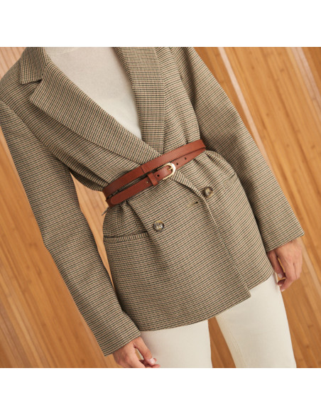 Cintura a doppio giro in pelle color cuoio, vista frontale e piano medio, immagine leggermente inclinata - MONPIEL Cintura a doppio giro in pelle color cuoio, vista frontale e piano medio, immagine leggermente inclinata - MONPIEL