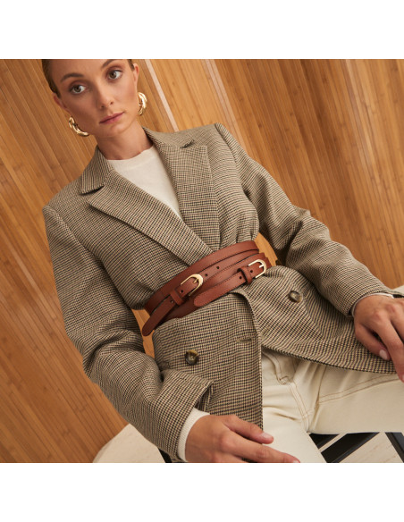 Cintura a doppio giro in pelle color cuoio, vista frontale, dettaglio di due cinture - MONPIEL Cintura a doppio giro in pelle color cuoio, vista frontale, dettaglio di due cinture - MONPIEL