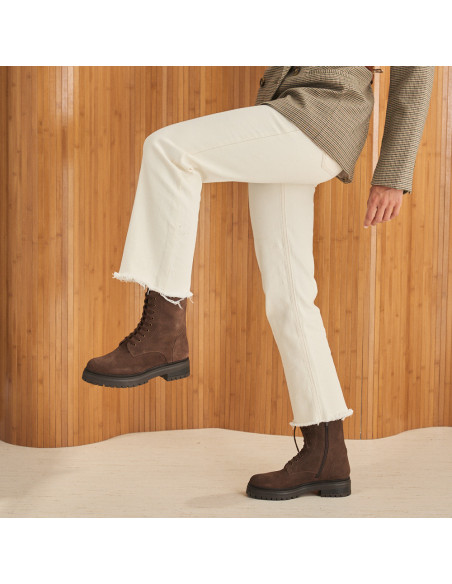 Bottine à lacets Camila en daim marron, plan moyen du modèle avec genou levé, vue de profil - MONPIEL