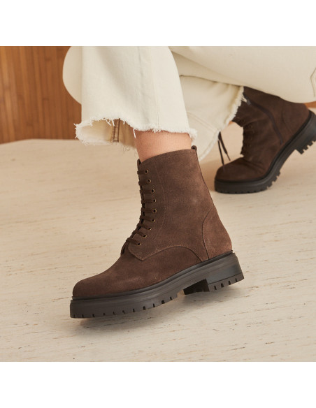 Camila-Lederstiefelette in braunem Wildleder mit Schnürung, Profilansicht, Nahaufnahme - MONPIEL Camila-Lederstiefelette in braunem Wildleder mit Schnürung, Profilansicht, Nahaufnahme - MONPIEL