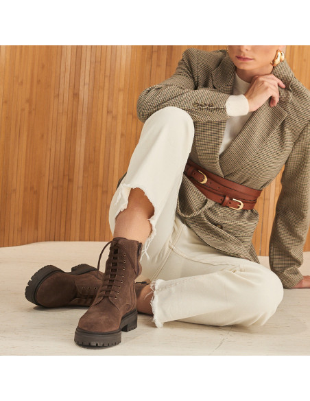 Camila-Lederstiefelette in braunem Wildleder mit Schnürung, Frontalansicht, Bein über das andere auf dem Boden gekreuz - MONPIEL Camila-Lederstiefelette in braunem Wildleder mit Schnürung, Frontalansicht, Bein über das andere auf dem Boden gekreuz - MONPIEL