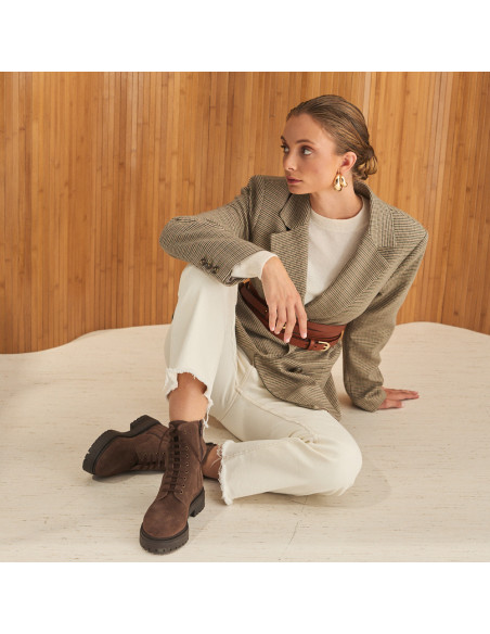 Bottine à lacets Camila en daim marron, plan large - MONPIEL