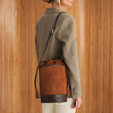 Round cube-shaped leather bag in black with front view, wall background - MONPIEL 2