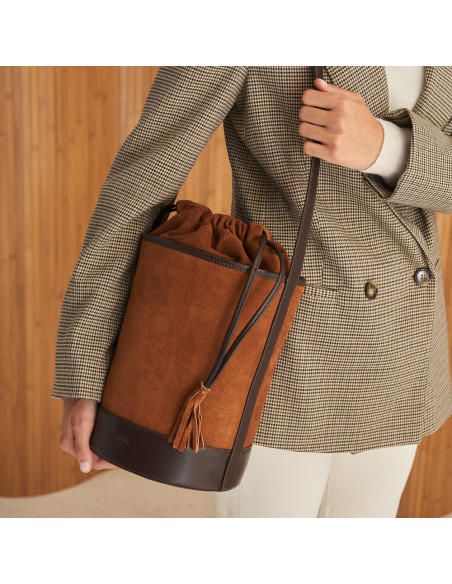 Sac cube rond en cuir suédé couleur cuir, porté à l’épaule et tenu par la main - MONPIEL