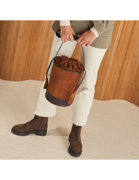 Round cube-shaped leather bag in suede leather colour, held with both hands, front view - MONPIEL