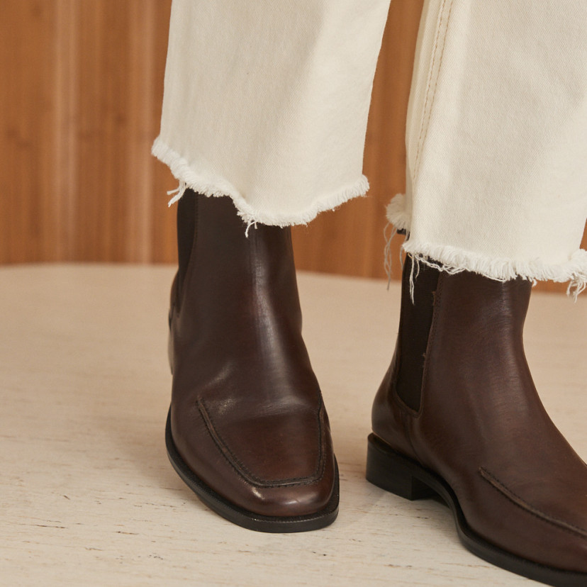 Luisa Chelsea ankle boot in brown leather with close-up perspective view - MONPIEL