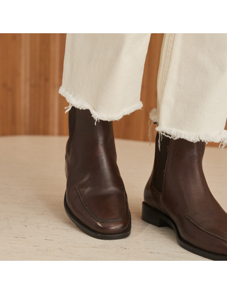 Bottine Chelsea Luisa en cuir marron, vue en perspective, gros plan - MONPIEL