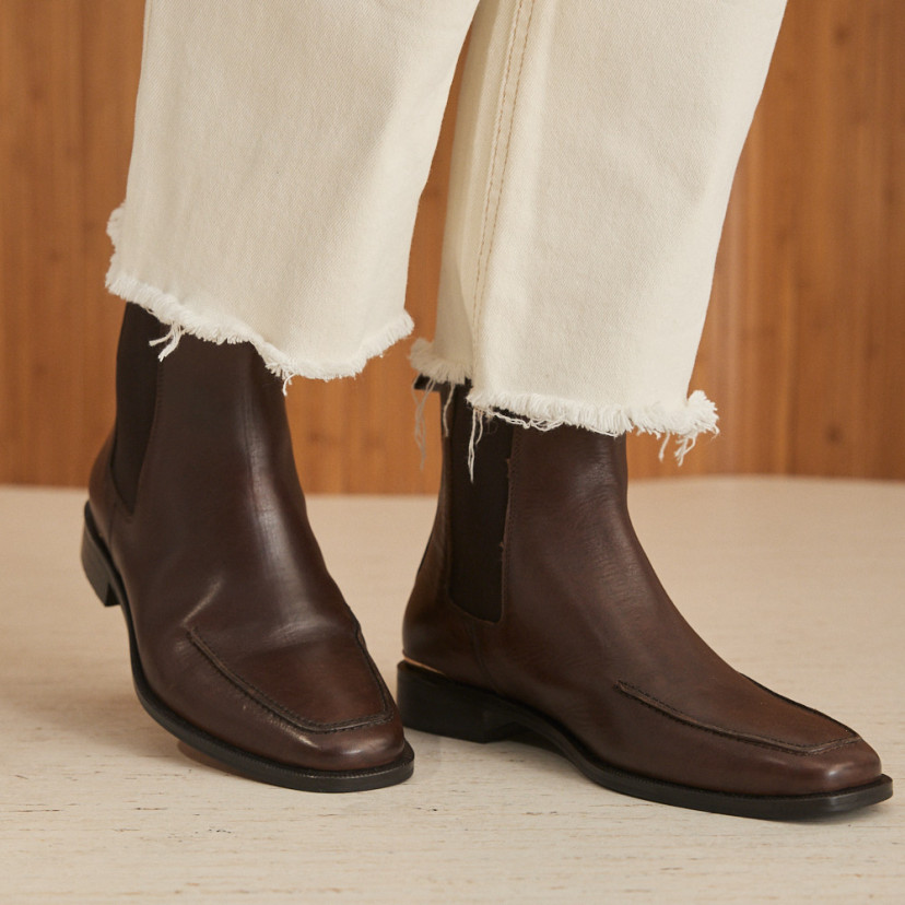 Luisa Chelsea ankle boot in brown leather with close-up side perspective view - MONPIEL
