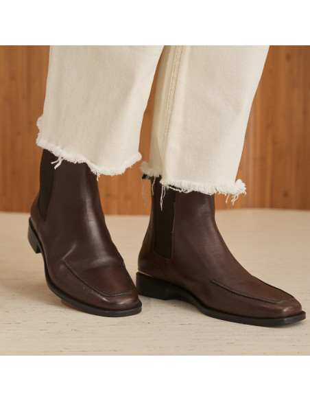 Luisa Chelsea ankle boot in brown leather with close-up side perspective view - MONPIEL Luisa Chelsea ankle boot in brown leather with close-up side perspective view - MONPIEL