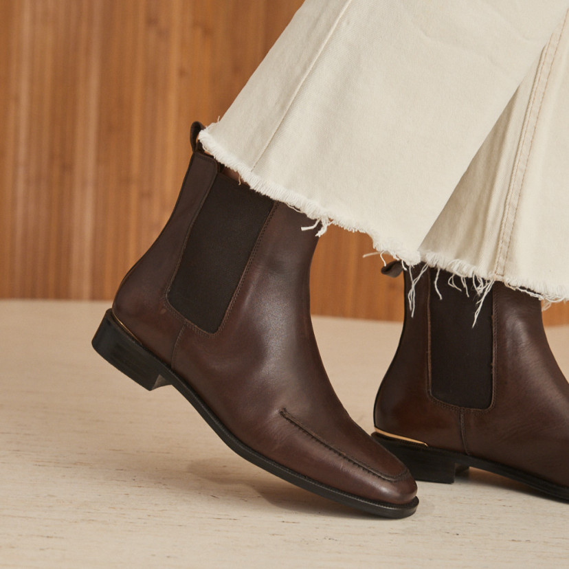 Luisa Chelsea ankle boot in brown leather with close-up side view - MONPIEL