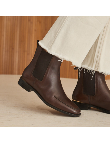 Luisa Chelsea ankle boot in brown leather with close-up side view - MONPIEL Luisa Chelsea ankle boot in brown leather with close-up side view - MONPIEL