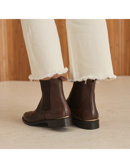 Luisa Chelsea ankle boot in brown leather with rear perspective view in close-up - MONPIEL Luisa Chelsea ankle boot in brown leather with rear perspective view in close-up - MONPIEL