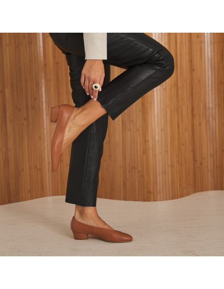 Ballerina con tacco in pelle color cuoio, gamba sollevata con dettaglio di tenere i pantaloni, vista di profilo - MONPIEL Ballerina con tacco in pelle color cuoio, gamba sollevata con dettaglio di tenere i pantaloni, vista di profilo - MONPIEL