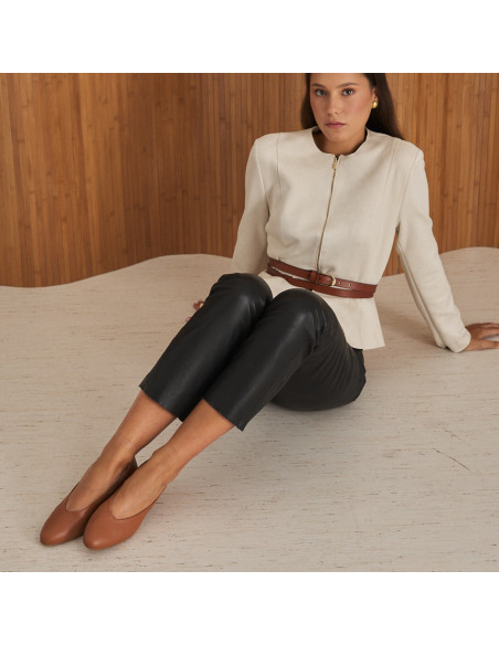 Ballerina con tacco in pelle color cuoio, modello seduto sul pavimento con le gambe piegate, vista dalla punta - MONPIEL Ballerina con tacco in pelle color cuoio, modello seduto sul pavimento con le gambe piegate, vista dalla punta - MONPIEL