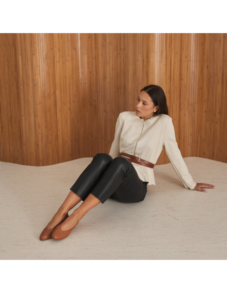 Leather heeled ballerina in leather color with model sitting on the floor, side view - MONPIEL Leather heeled ballerina in leather color with model sitting on the floor, side view - MONPIEL