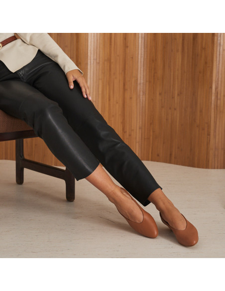 Ballerina con tacco in pelle color cuoio, gambe distese con vista frontale della punta - MONPIEL Ballerina con tacco in pelle color cuoio, gambe distese con vista frontale della punta - MONPIEL